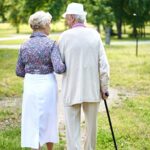 Caminar En Adultos Mayores: 10 Beneficios Para La Salud